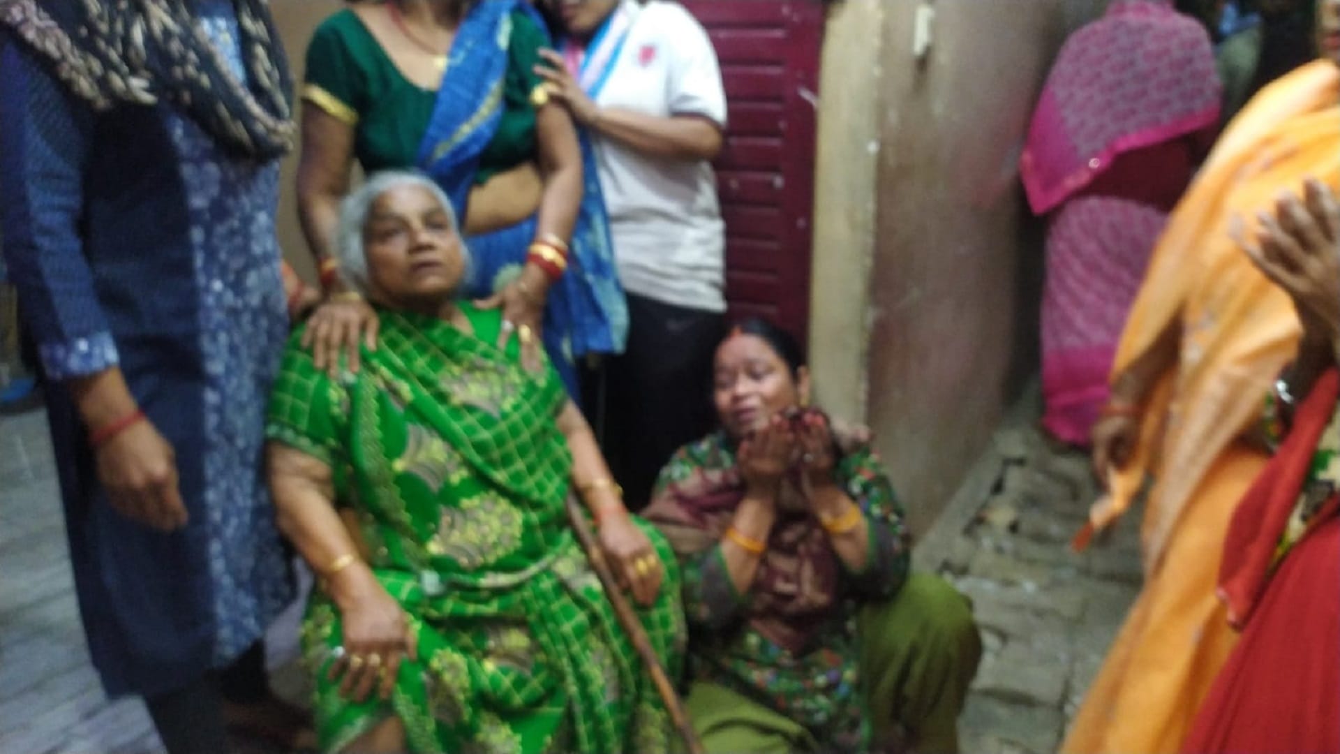 Umesh Pal, the witness of the Raju Pal murder case, was shot after entering his house, incident in Dhumanganj