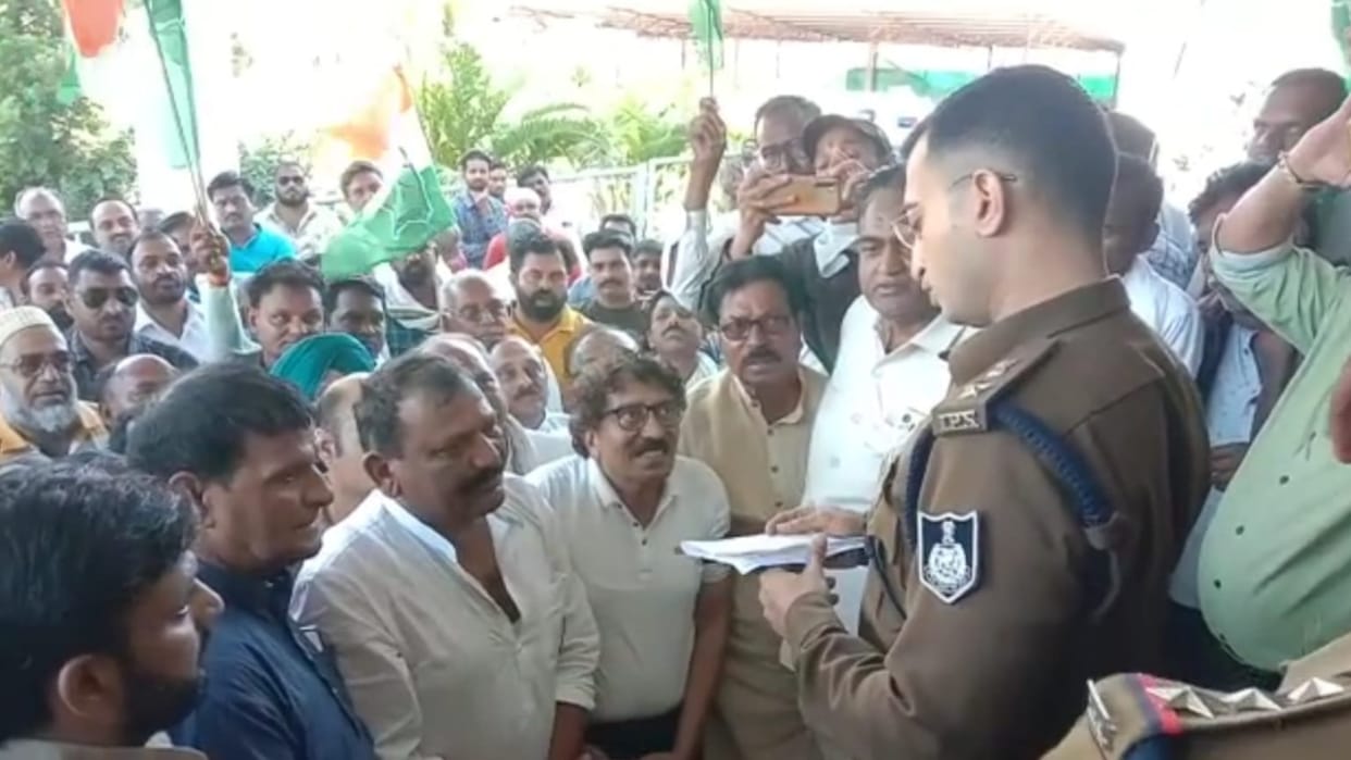 Ratlam: Congress protest demanding action on BJP District President and MLA
