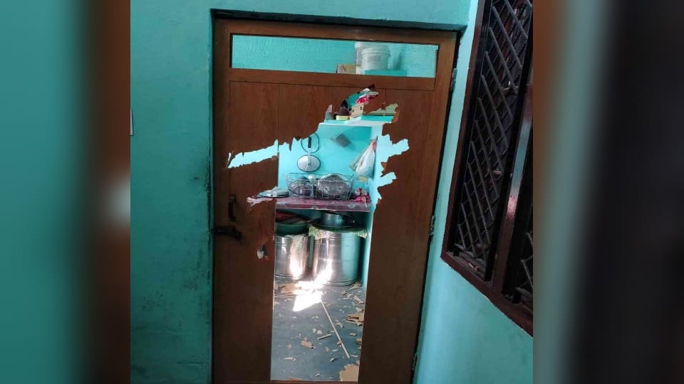 Roorkee News: Uproar over court marriage girl family vandalized Boy house four injured