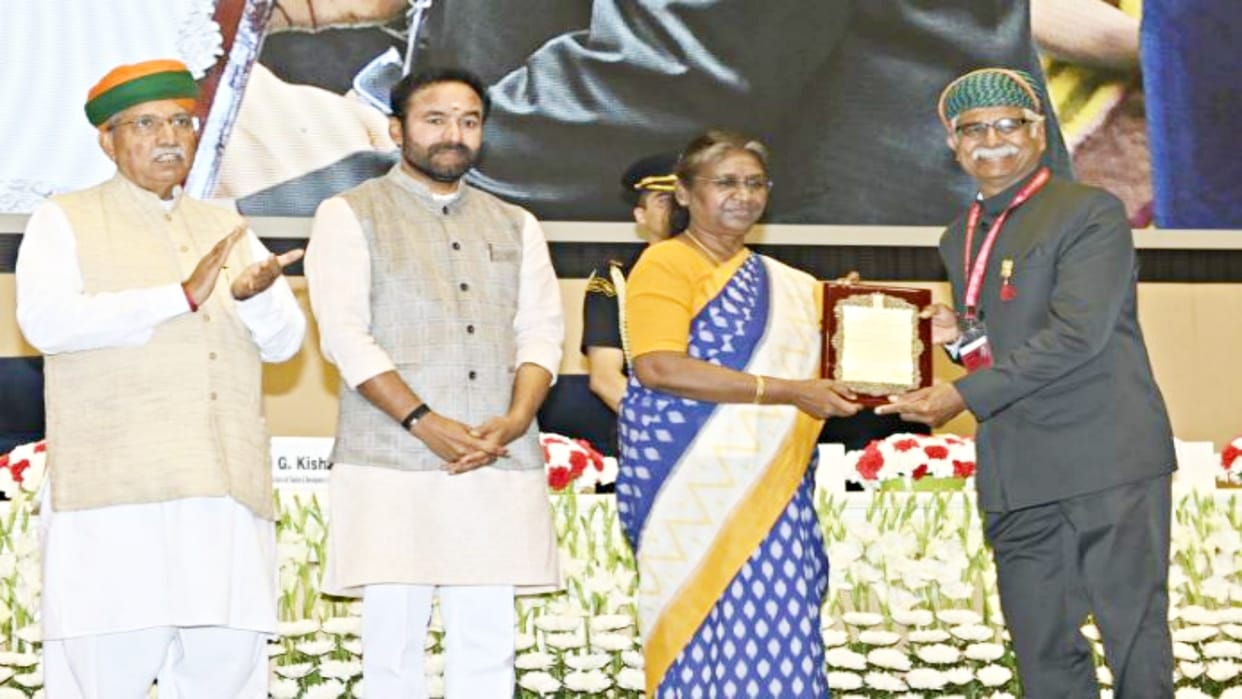 President honored pantomime artist Vilas Janve