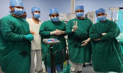 सर्जरी करने वाली डॉक्टर की टीम