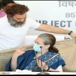 कांग्रेस के राष्ट्रीय अधिवेशन में अपनी मां सोनिया गांधी को शाल ओढ़ाते राहुल गांधी