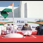 सोनिया गांधी और मल्लिकार्जुन खड़गे ने ध्वजारोहण किए