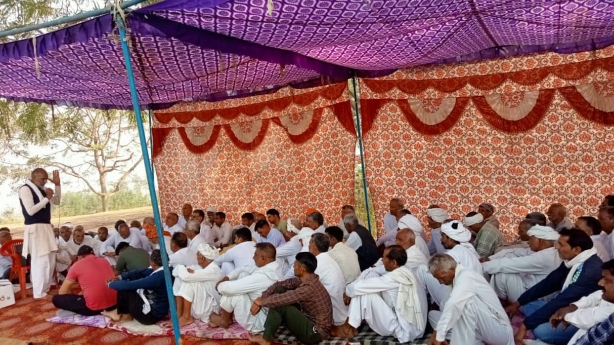 Bhiwani: For the demand of canal water, villagers protested on Sunder branch canal