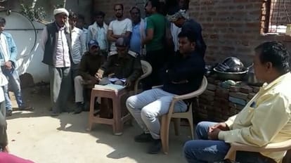 घटनास्थल पर परिजनों के साथ पुलिसकर्मी