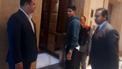 भारतीय टीम के खिलाड़ी इंदौर पहुंचे।