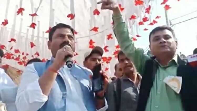 Bihar News:समस्तीपुर में विधायक के बयान से नाराज हुए आंदोलनकारी, मंच पर  जाकर बोले- प्रणाम, आप जाइए - Bihar News Agitators Got Angry With The  Statement Of Mla In Samastipur - Amar