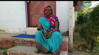 मारपीट की जानकारी देती महिला।