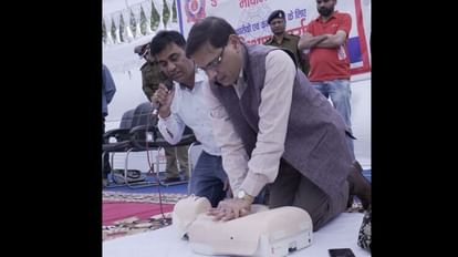 डीजीपी ने सीपीआर करके पुलिस कर्मियों को सीखाया