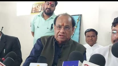 दमोह में कांग्रेस विधायक टंडन ने पत्रकारों से बात की।