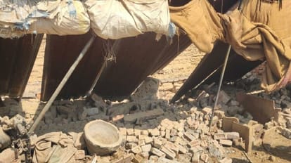Hathras News: पशुओं को खिला रही थी चारा, भरभराकर गिरी दीवार, महिला की दबने से मौत गिरी हुई दीवार