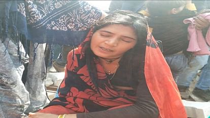 आकंक्षा की गुहार: अंकल मेरे पापा और भाई को बचा लो, राजकुमारी के सामने ही डंपर के नीचे आया पति और मासूम घटना के बाद बिलखती बच्चे की मां