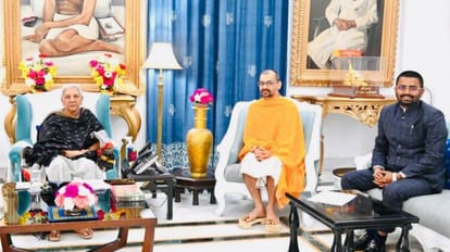 UP News: राज्यपाल से मिले स्वामी अभिषेक ब्रह्मचारी व युवा चेतना के राष्ट्रीय संयोजक, की ये मांग राज्यपाल आनंदी बेन पटेल से स्वामी अभिषेक ब्रह्मचारी एवं युवा चेतना के राष्ट्रीय संयोजक रोहित कुमार सिंह ने शिष्टाचार भेंट की।