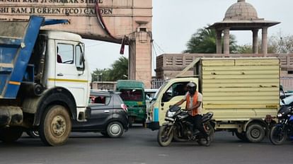 अवध चौराहे पर अक्सर जाम लग जाता है।