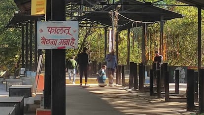 मुक्तिधाम में लगा चेतावनी भरा बोर्ड।