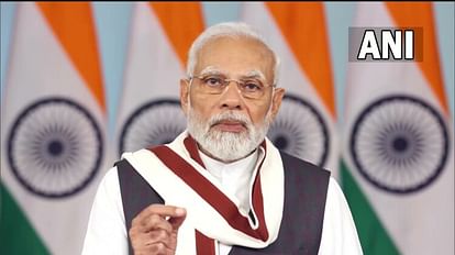 UP News: पीएम मोदी ने नवनियुक्त दरोगाओं को किया संबोधित, बोले- डंडे से पहले दिल का करें इस्तेमाल CM Yogi Adityanath distributes the joining letter to to new sub inspectors.