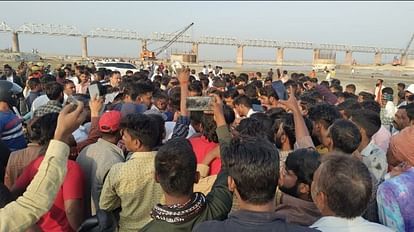 प्रयागराज : गम और गुस्से के बीच उमेश पाल का अंतिम संस्कार, तीन डॉक्टरों के पैनल ने किया पीएम, हुई वीडियोग्राफी Prayagraj News : दारागंज गंगा घाट पर उमेश पाल के पार्थिव शव का अंतिम संस्कार किया गया।