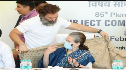 कांग्रेस के राष्ट्रीय अधिवेशन में अपनी मां सोनिया गांधी को शाल ओढ़ाते राहुल गांधी