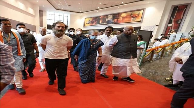 85th Congress convention 2023: देखें कांग्रेस के महाकुंभ की मनमोहक झलकियां, जब दिखा बेटे का प्रेम... महाधिवेश स्थल का निरीक्षण करते सोनिया और राहुल गांधी
