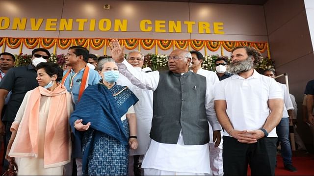 85th Congress convention 2023: देखें कांग्रेस के महाकुंभ की मनमोहक झलकियां, जब दिखा बेटे का प्रेम... कांग्रेस अध्यक्ष खड़गे कार्यक्रम के बारे में बताते हुए