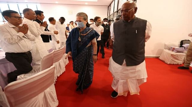 85th Congress convention 2023: देखें कांग्रेस के महाकुंभ की मनमोहक झलकियां, जब दिखा बेटे का प्रेम... अधिवेशन स्थल का अवलोकन करतीं सोनिया गांधी।