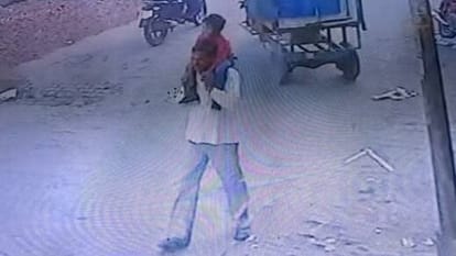 सीसीटीवी वीडियो में दिख रहा युवक बच्ची को ले जाता हुआ