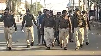 शहडोल में पुलिस ने आरोपियों का जुलूस निकाला।