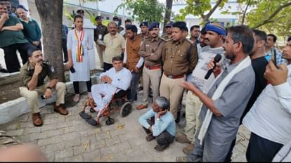 Bagheshwar Dham: शालिगराम की गिरफ्तारी की मांग को लेकर SP कार्यालय में पीड़ितों का धरना, SP ने दिया आश्वासन एसपी सचिन शर्मा समक्ष अपनी बात कहता पीड़ित परिवार