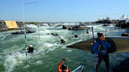 कैनो स्लैलम की प्रतिस्पर्धा के दौरान खिलाड़ी