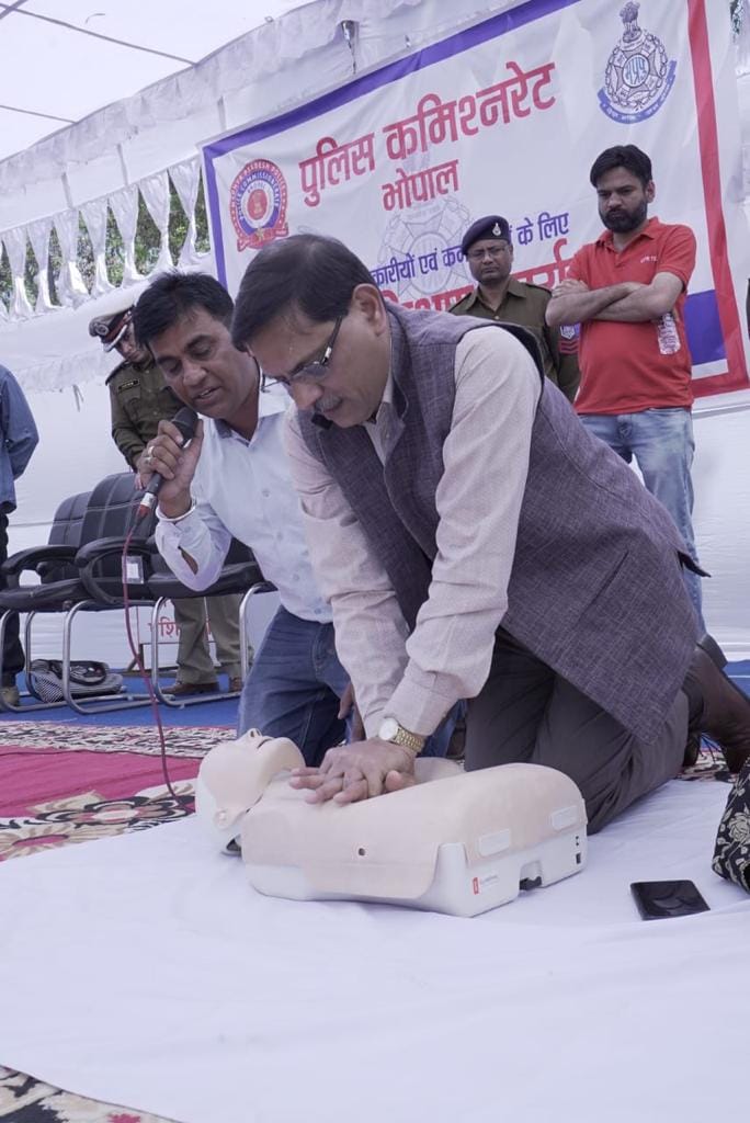 MP News: DGP taught police personnel by doing CPR, 22 thousand personnel took training across the state