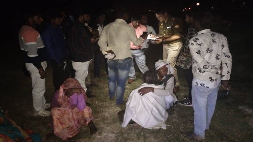 Pickup overturned due to steering failure in Mainpuri eleven people injured from same village