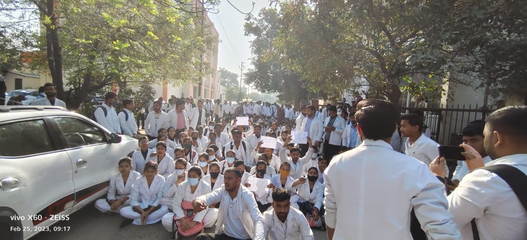 Meerut: Uproar in medical college by angry students over beating by doctors