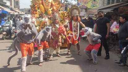grand procession of Khatu Shyam was taken out at beginning of Holi festival in Agra