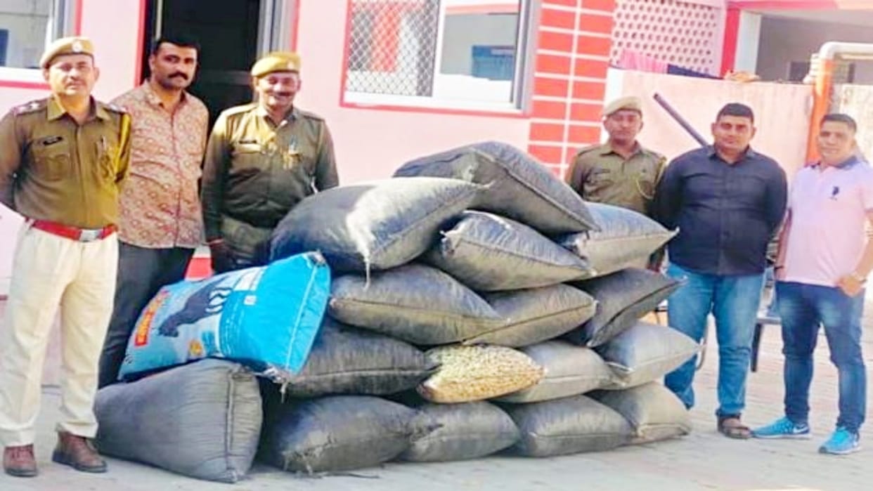 Police recovered 301 kg doda from smugglers car