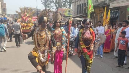 grand procession of Khatu Shyam was taken out at beginning of Holi festival in Agra