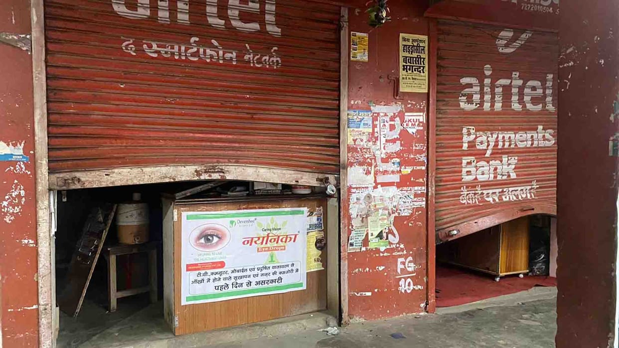 Fatehpur: Theft by breaking the shutters of three shops