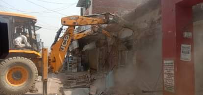 पांच दुकानों पर चला बुलडोजर