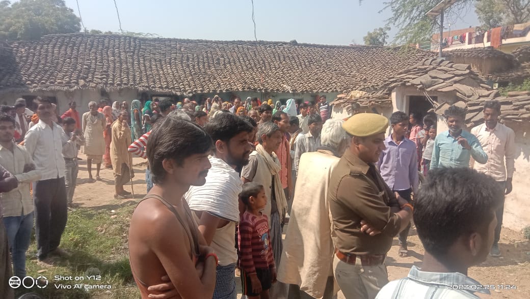 Dead body of a laborer found hanging in the house in Banda , suicide after being upset with his wife