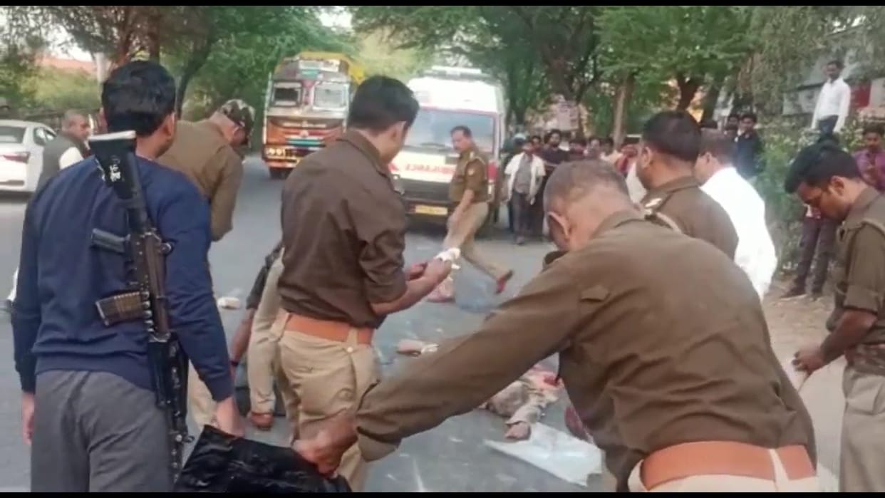 Truck and scooty collided in Mahoba, Baba and Grandson were dragged for one kilometre