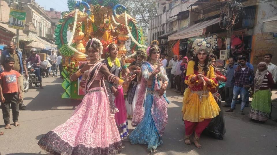 grand procession of Khatu Shyam was taken out at beginning of Holi festival in Agra