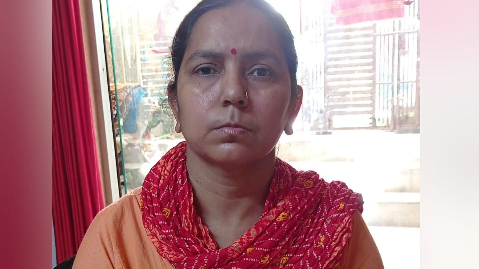 Ghaziabad shalimar garden near police station transport employee wife looted