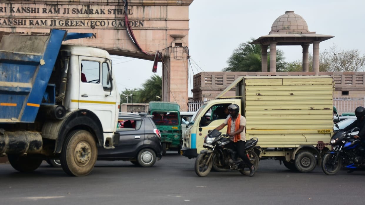 Lucknow News: Car ran from the opposite direction, hit a traffic constable, driver arrested