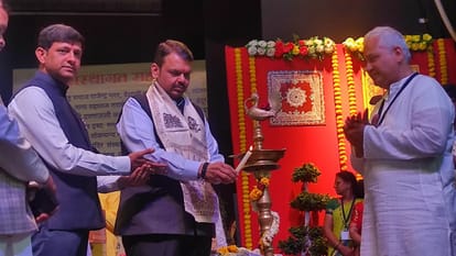 कार्यक्रम में दीप प्रज्वलित करते महाराष्ट्र के डिप्टी सीएम फडणवीस