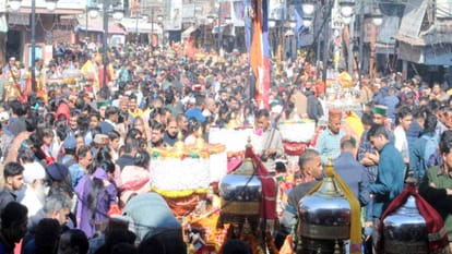 Mandi Shivratri: The last Jaleb came out with great pomp at the end, a crowd gathered to see God in Chauhata's