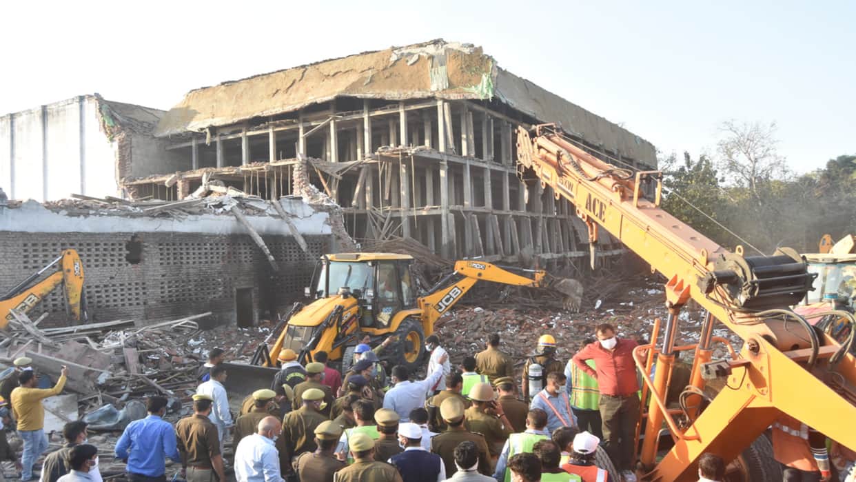 Boiler Explodes in Cold Storage of Former BSP MLA in Daurala Meerut  Sixty dies news in Hindi