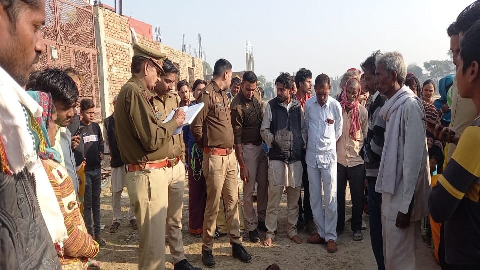 Dead body of a young man found hanging on a tree near Parikrama Marg Mathura