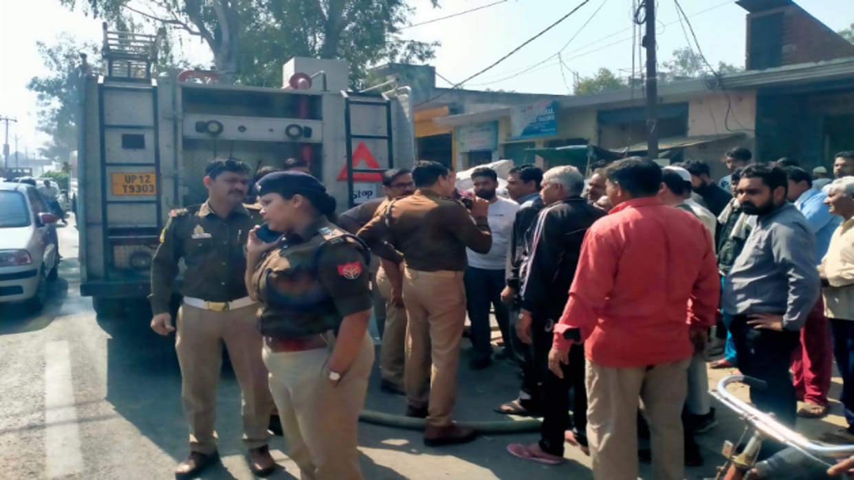 UP News : Fire break out in a plastic warehouse in Meerut and loss of 20 thousand