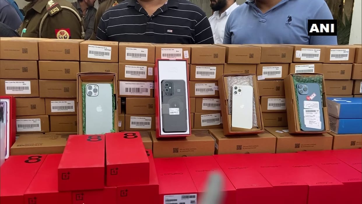 Noida police busted gang selling forged mobiles
