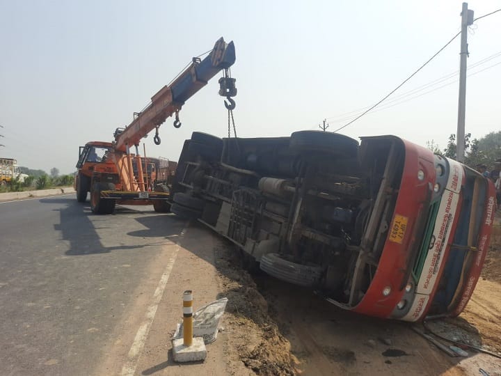 illegal bus overturned passengers pulled out by breaking glass 27 passengers injured