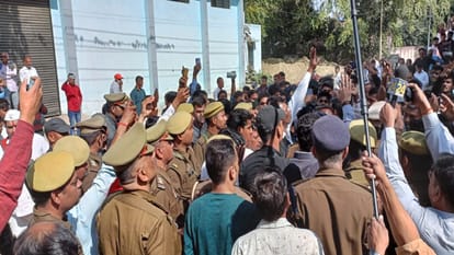 Umesh Pal last rites amid grief and anger, three doctors panel performed PM, videography was done